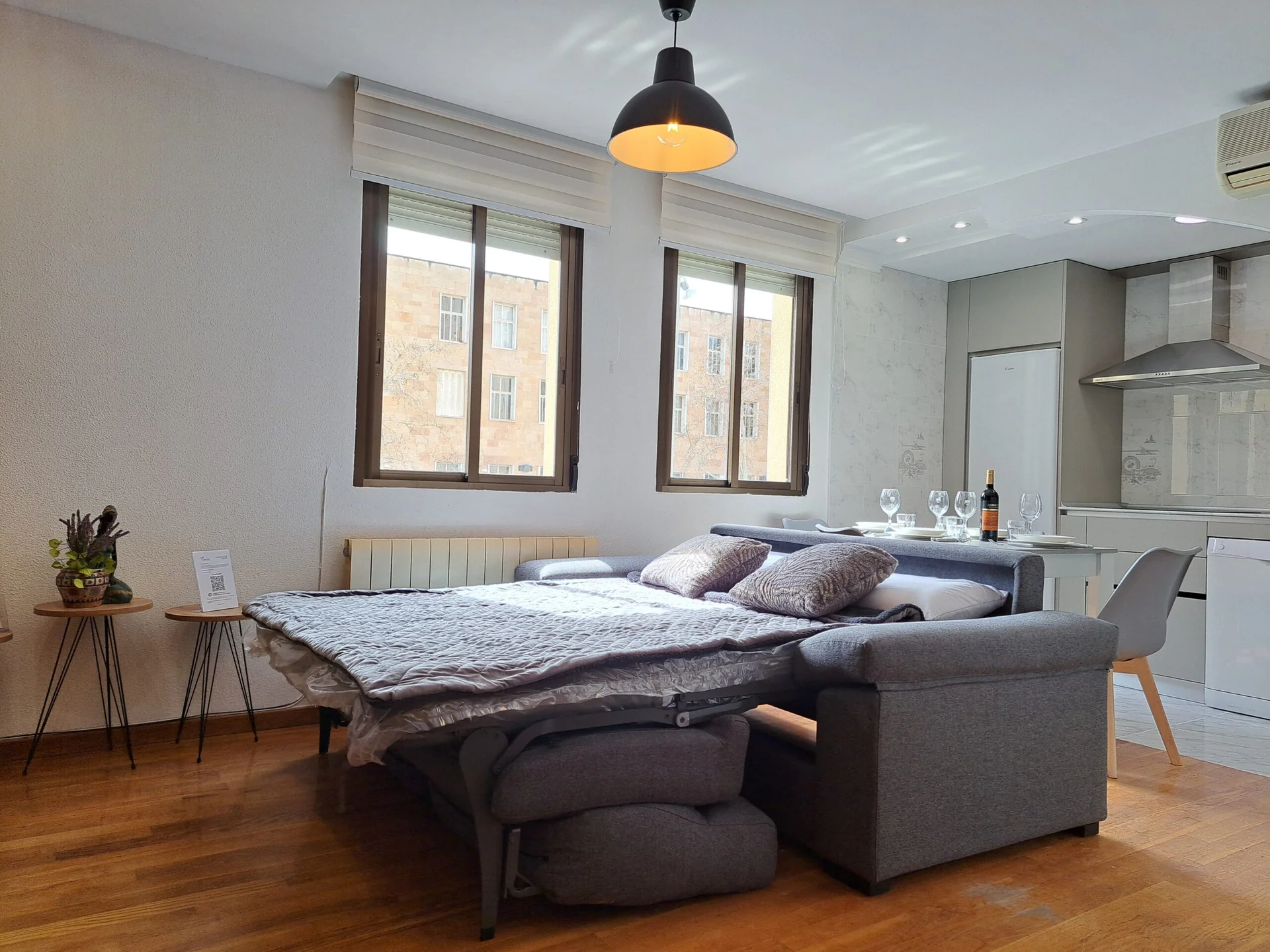Sofá cama abierto confortable en el salón