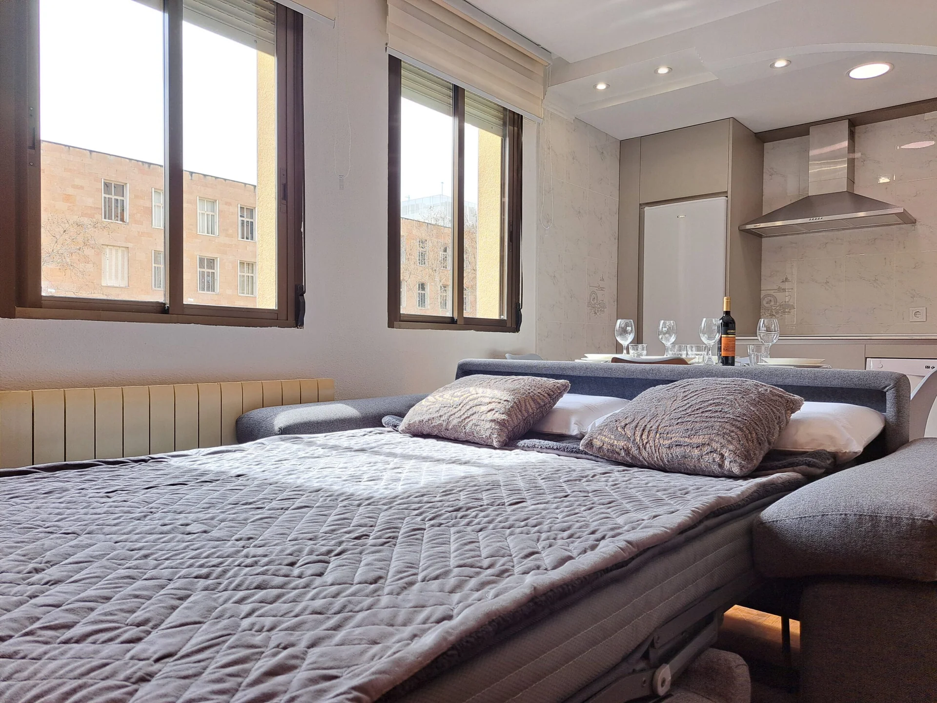 Sofá cama preparado para descanso