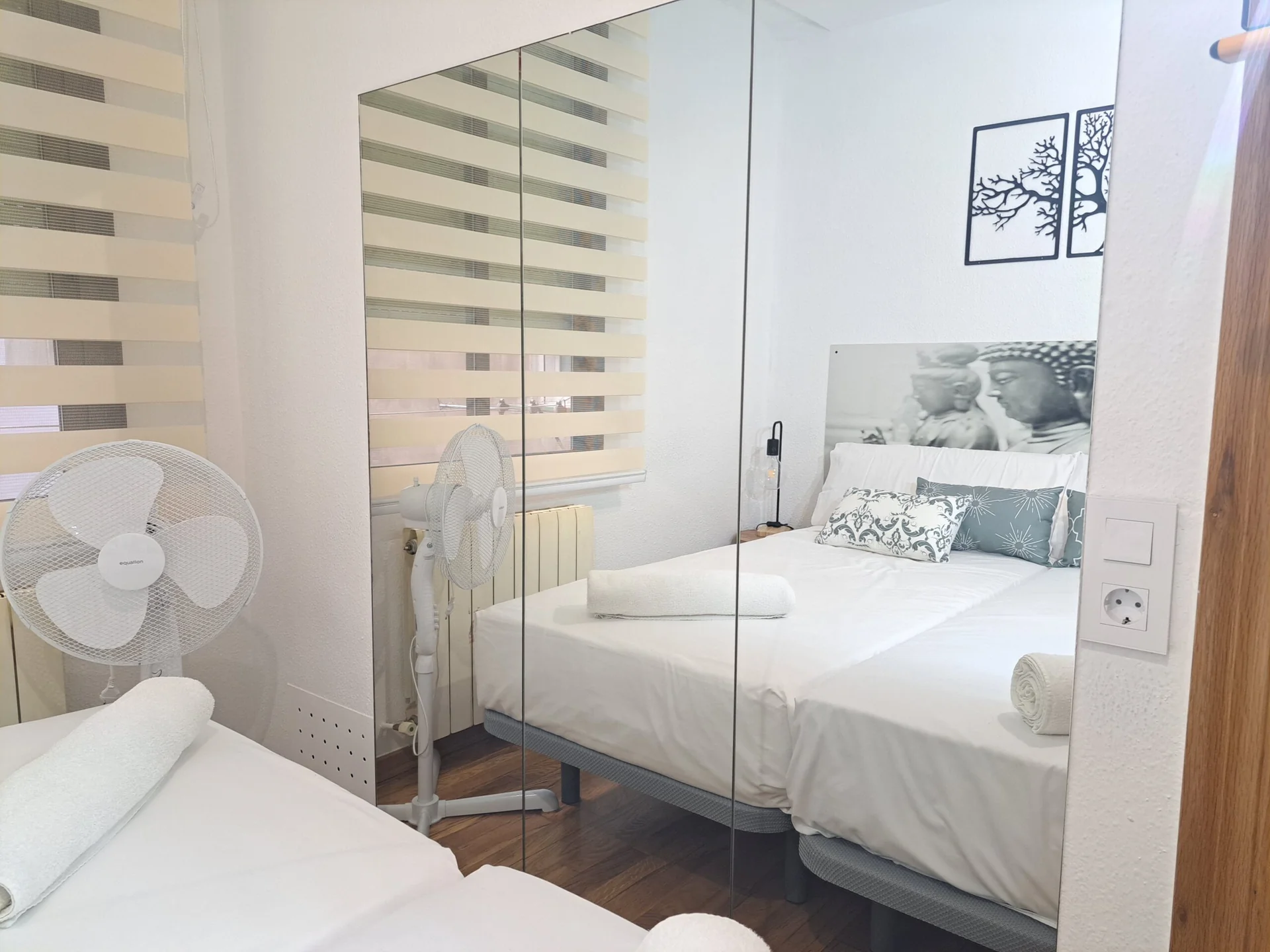 Detalle de habitación con dos camas individuales