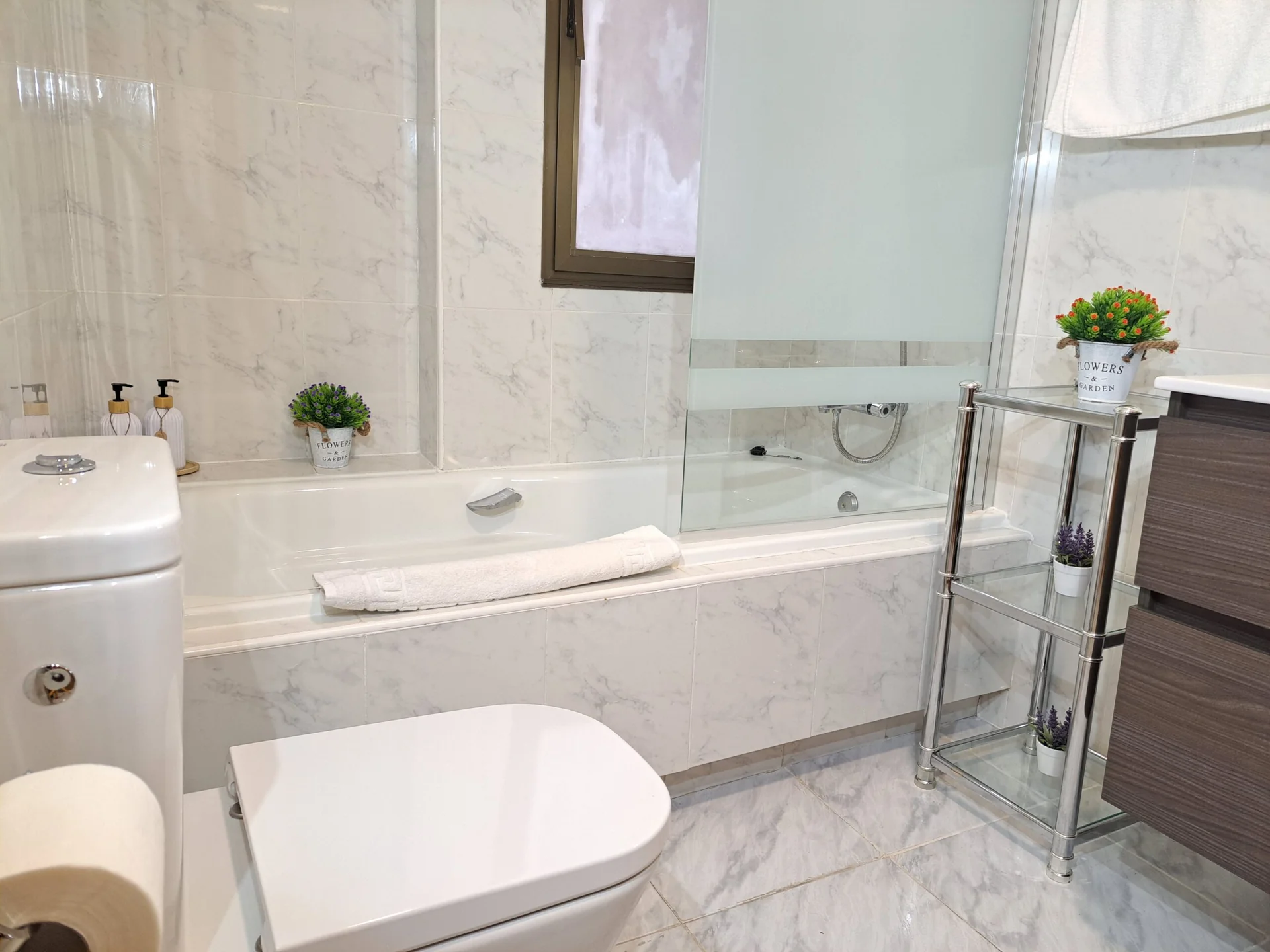 Perspectiva de baño completo en Casa Ángel
