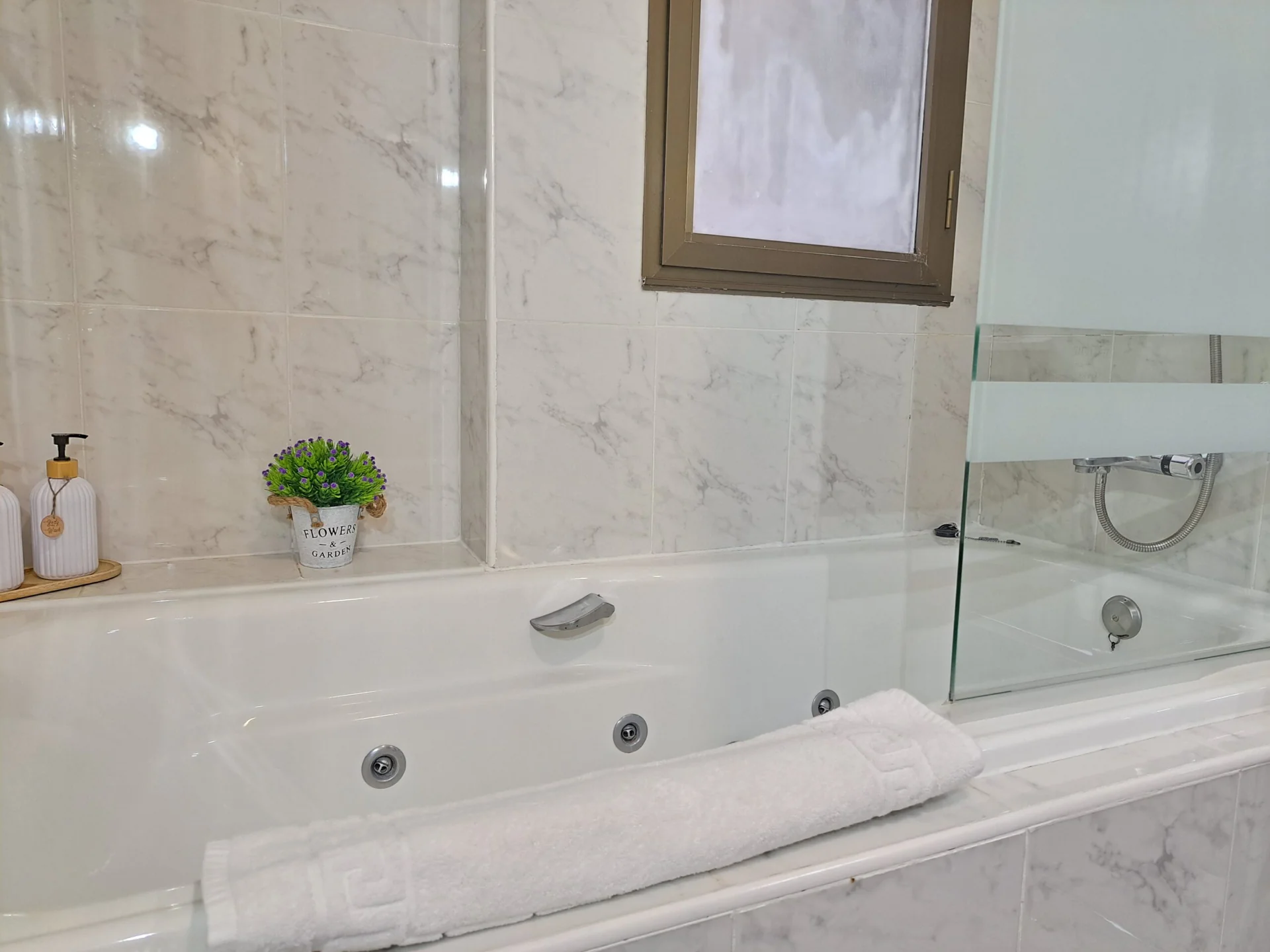 Bañera de hidromasaje con ducha