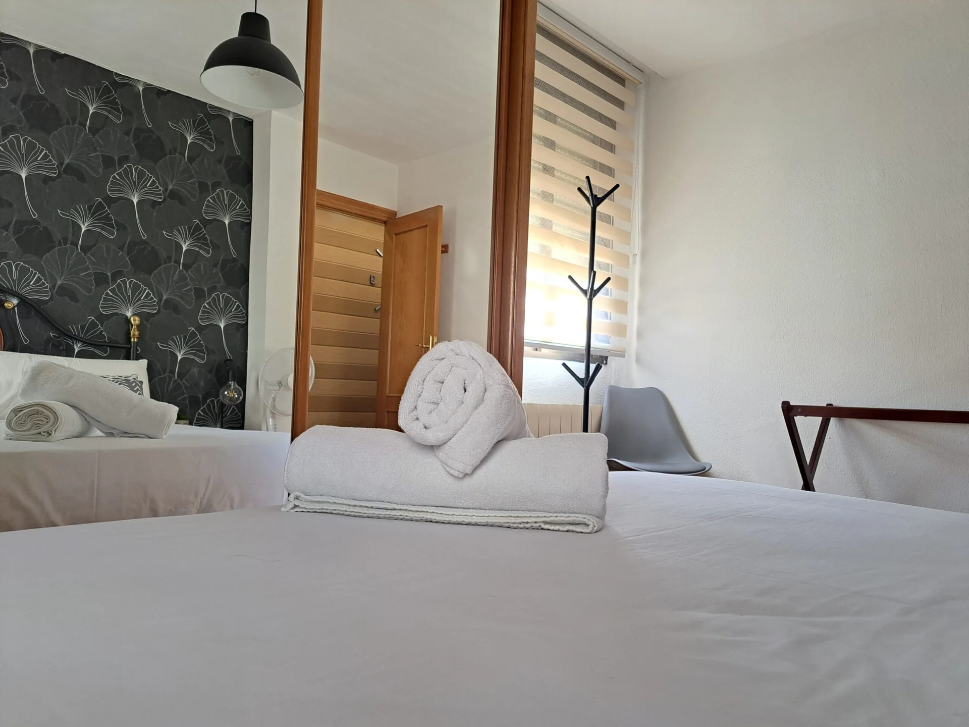 Dormitorio principal con cama de matrimonio